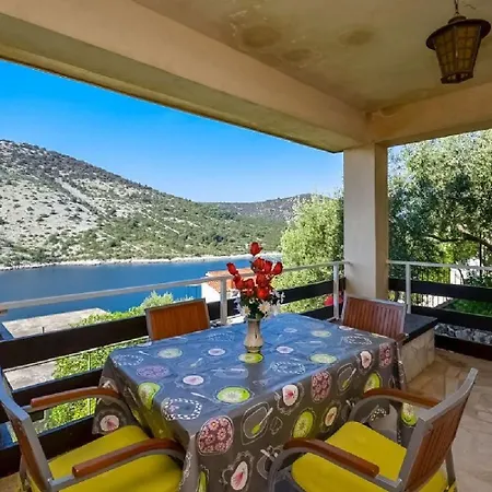 بيت للعطل House Marica *